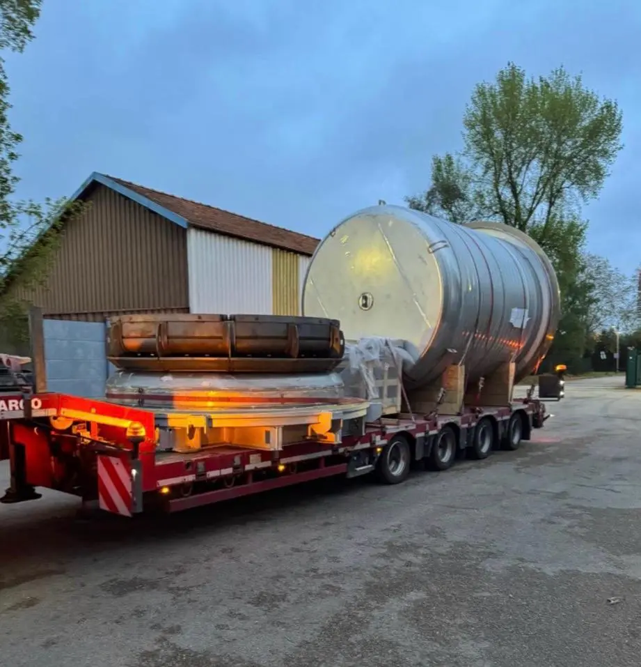 Convoi exceptionnel transportant la cloche de l'étuve industrielle Fib Belgium – arrivée sur site