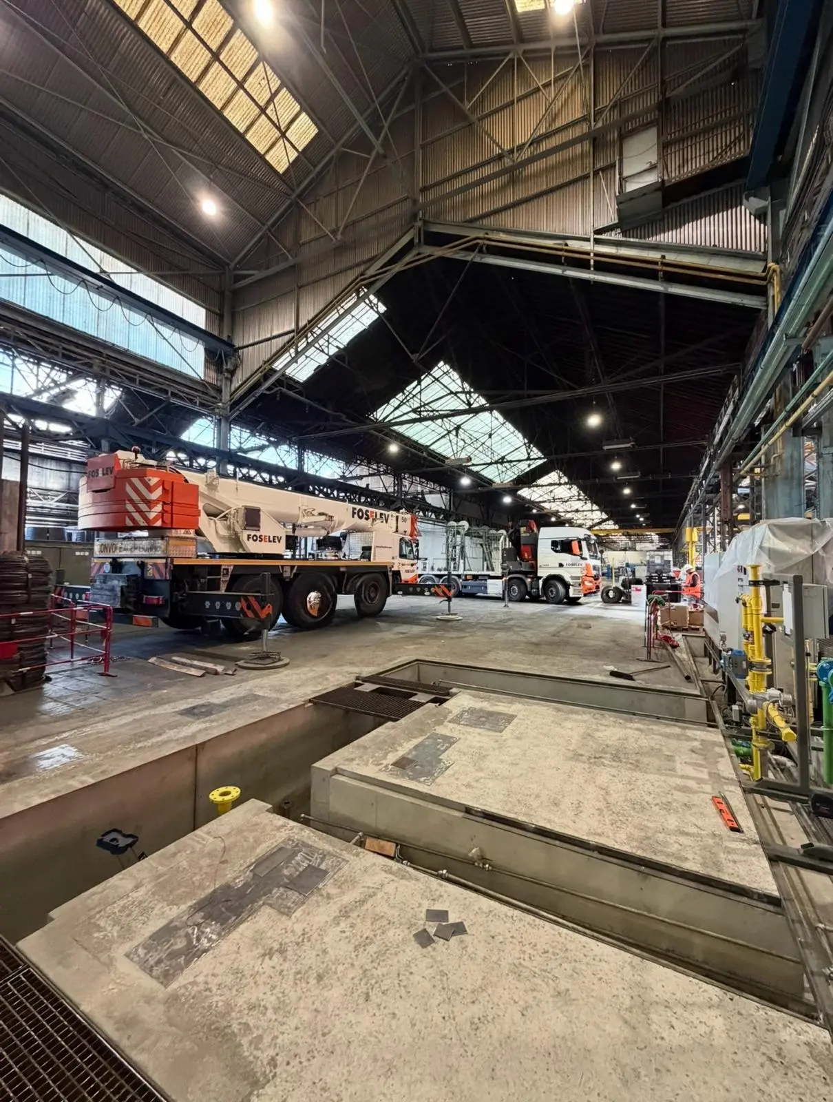 Grue de levage positionnée dans le hall industriel – préparation du chantier d'installation de l'étuve Fib Belgium