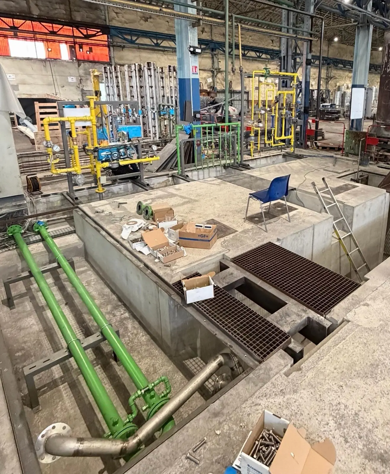 Installation des réseaux de tuyauterie l'embase de l'étuve Fib Belgium