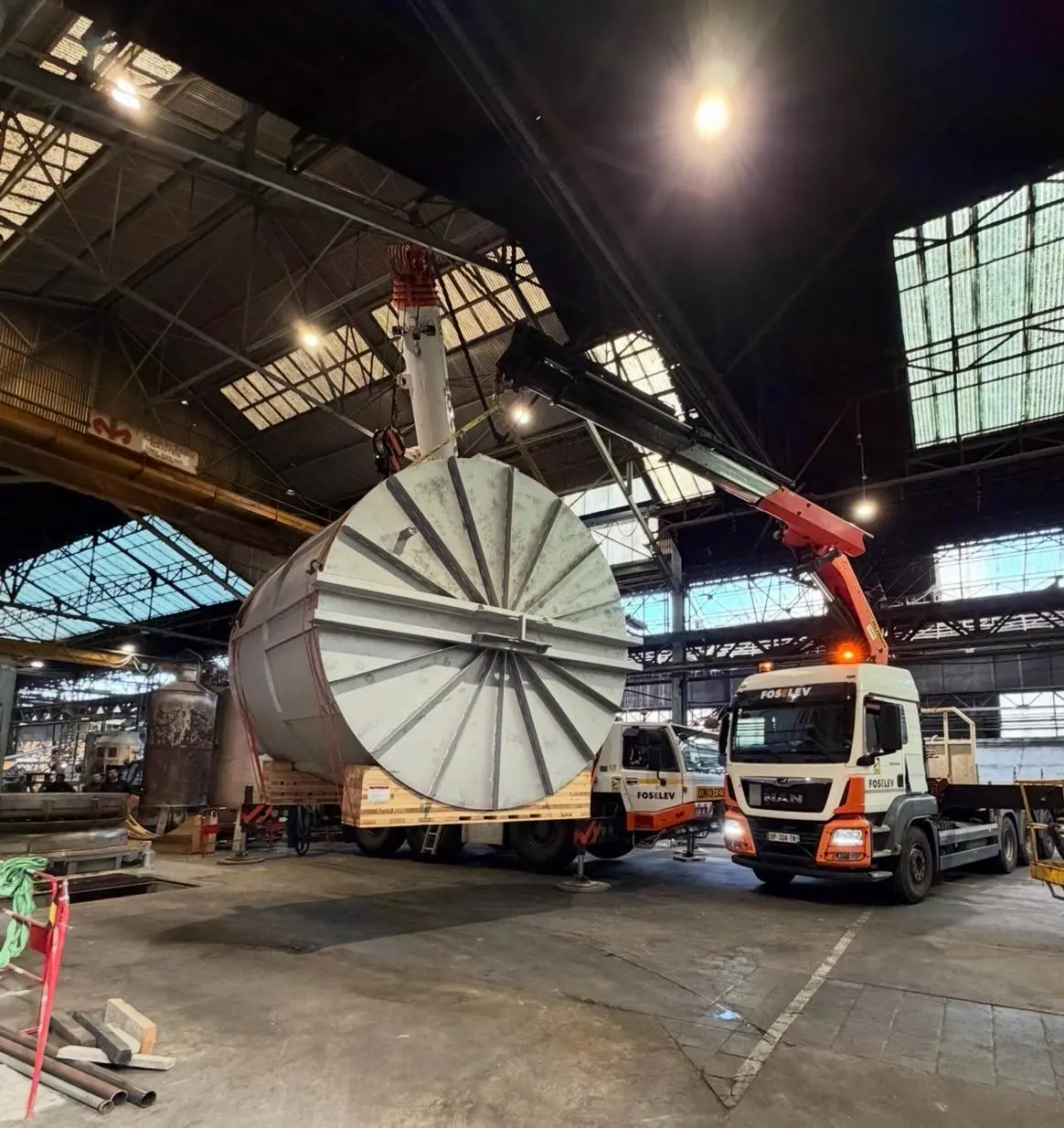 Levage et manutention de la cloche du four industriel à la grue – opération de positionnement – chantier Fib Belgium