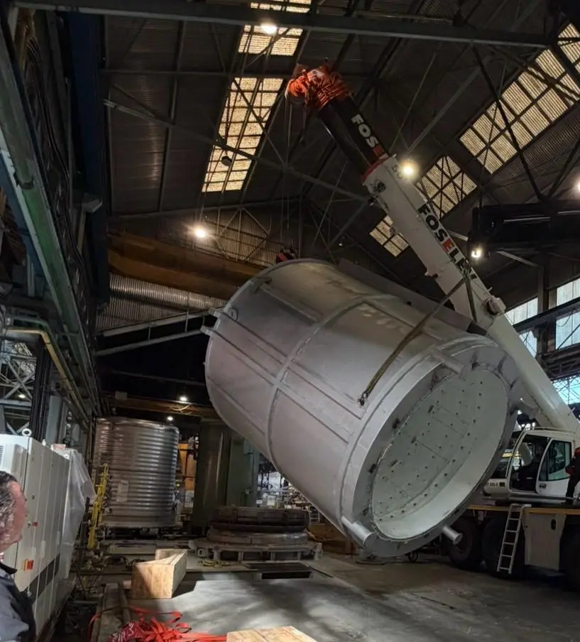 Mise en position verticale de la cloche du four à la grue – opération de grutage précis – chantier Fib Belgium