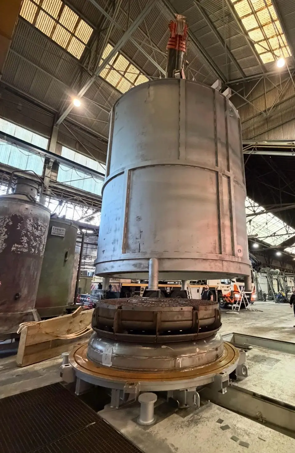 Cloche du four industriel posée et assemblée sur son embase – montage final de l'étuve Fib Belgium